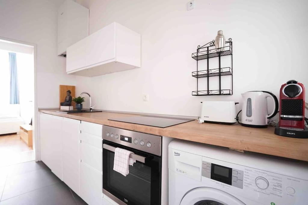 Modern Living In City Center - Fully Equipped Вена Экстерьер фото