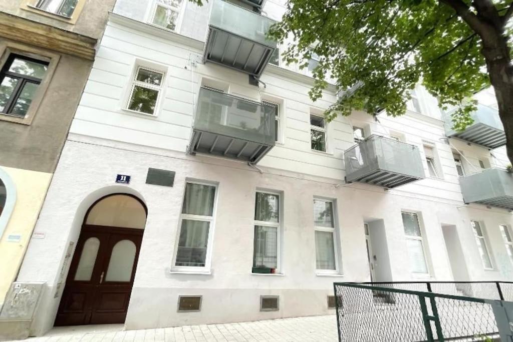 Modern Living In City Center - Fully Equipped Вена Экстерьер фото